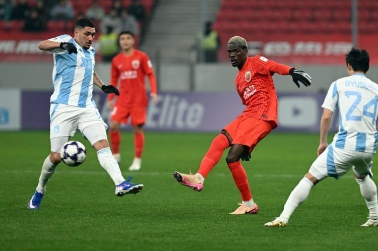  海港半场闪电破门！克劳德将功补过，轰海港处子球后拥抱穆帅