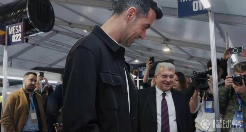  布斯克茨现身巴萨主席投票现场，在拉波尔塔的陪同下完成投票